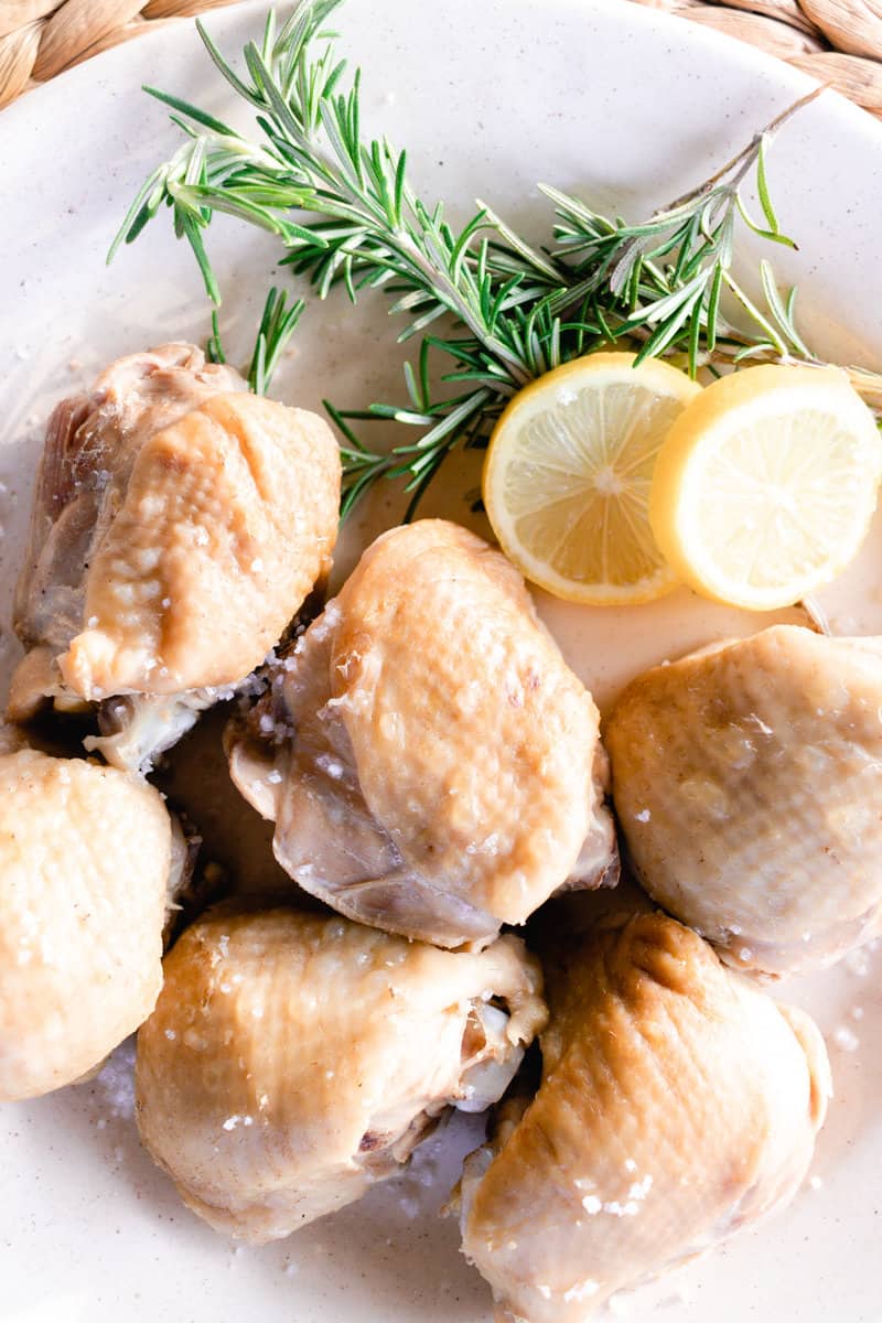 Boiled chicken seasoned with rosemary and lemon.