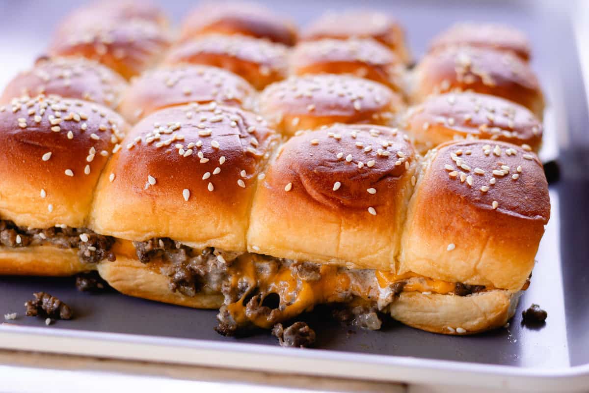 Venison sliders on hawaiian rolls with sesame seeds on top.