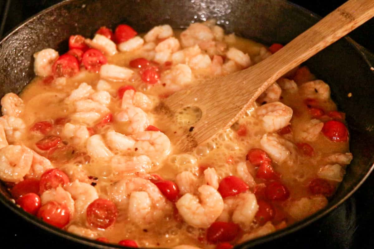 Cooking the sauce for the garlic shrimp with the shrimp and butter. 