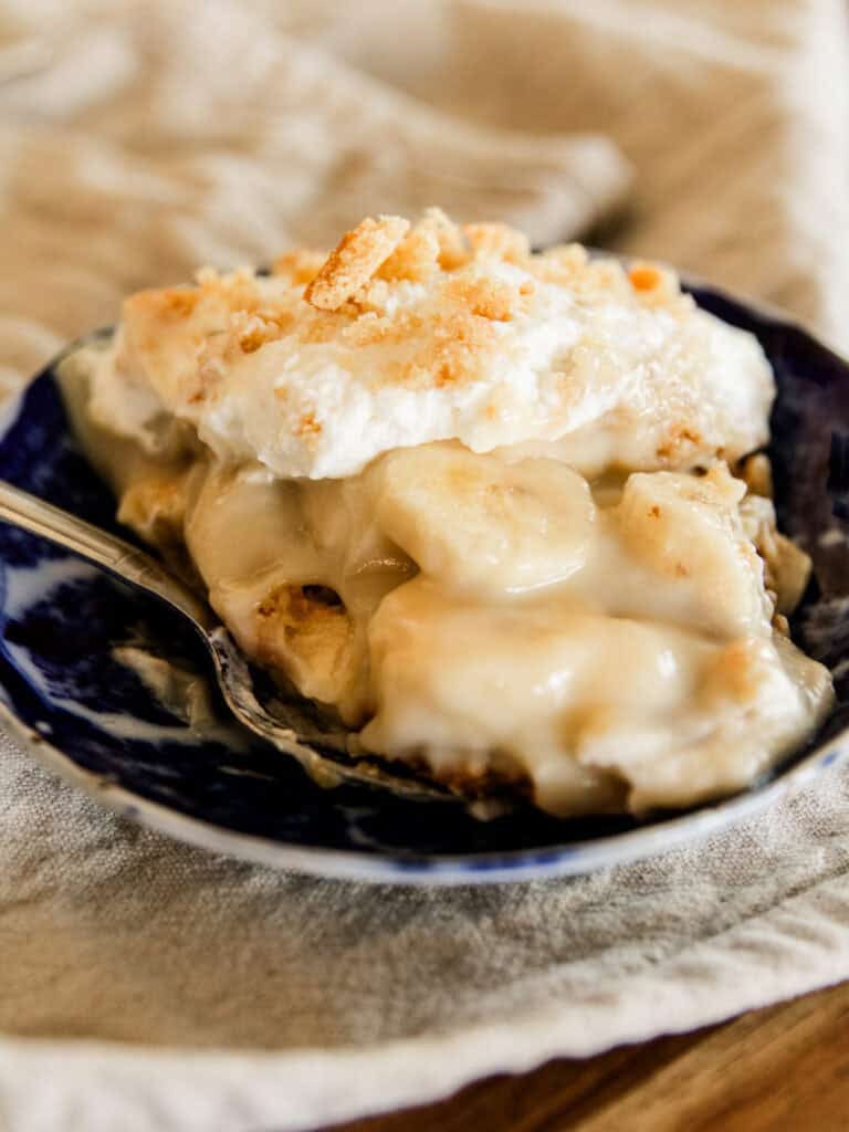 A scoop of banana pudding in a blue bowl.